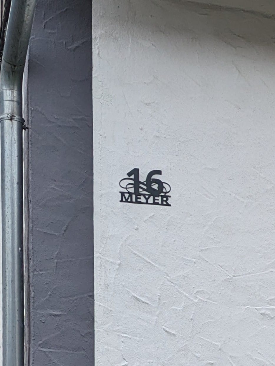 Customer photo review of Hausnummern-Türschild Ornamental Style einzeilig (personalisierbar)