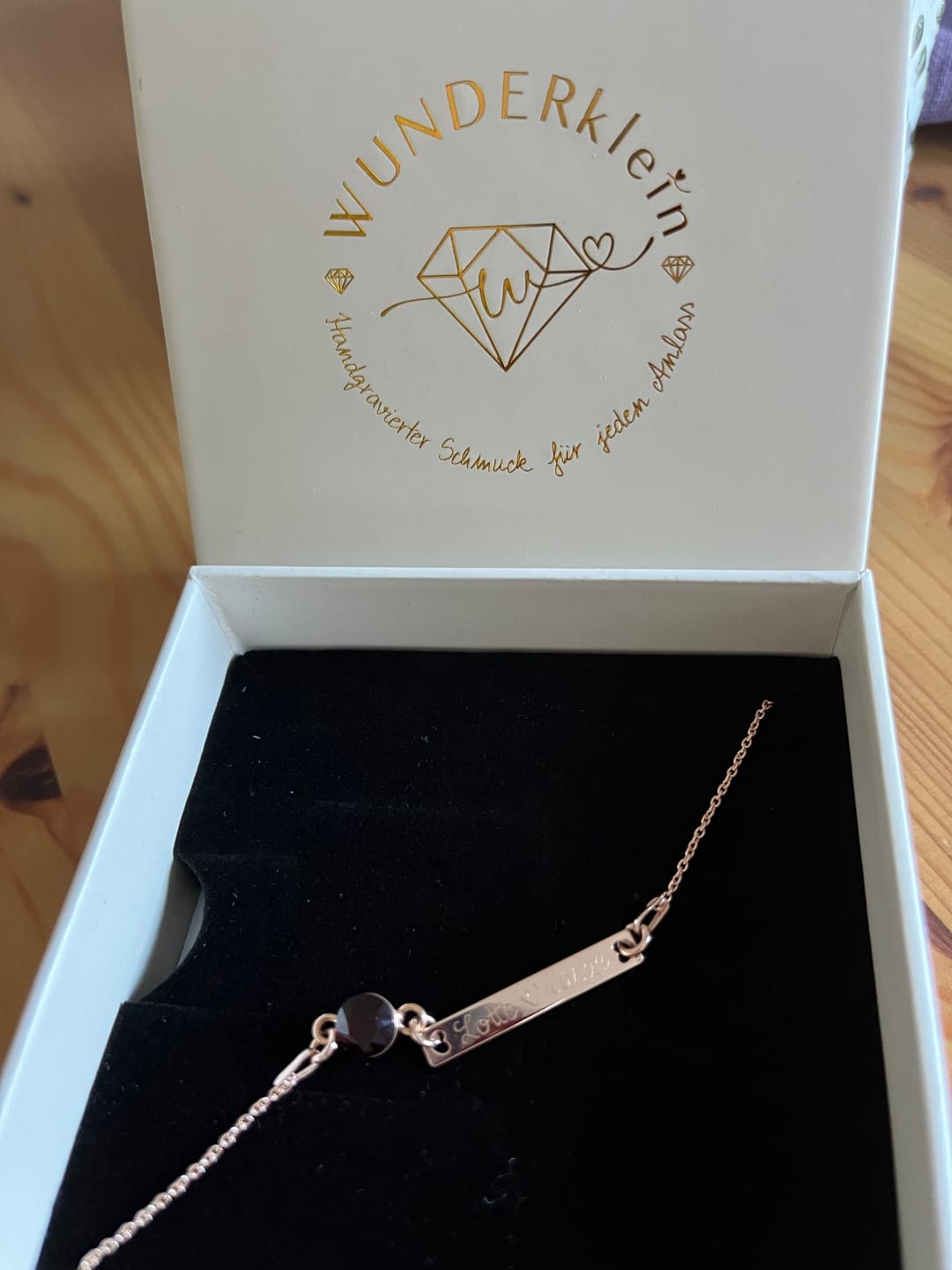 Customer photo review of Baby Armband mit Geburtsstein und Gravur länglich