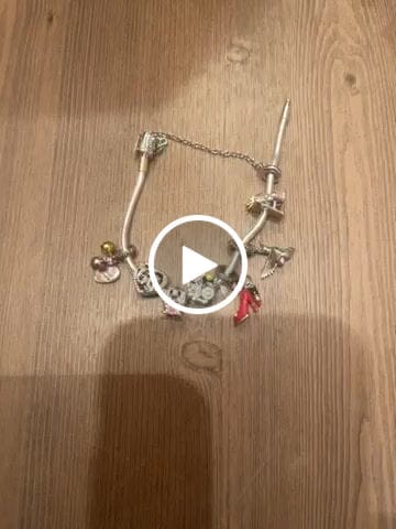Customer video review of Charm Corazon & Mariposa de Abril