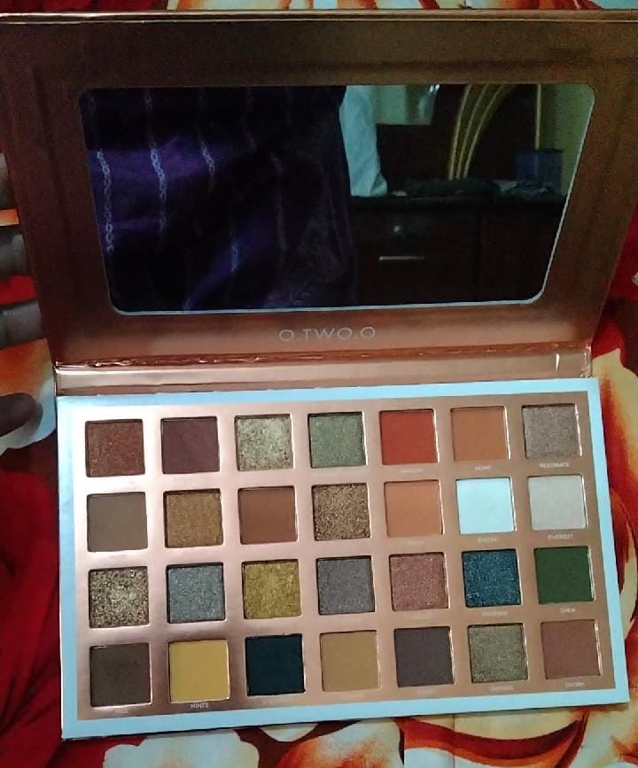 Customer photo review of O.TWO.O EYE ESSENCE PALETTE (28 COLORS EYESHADOW)