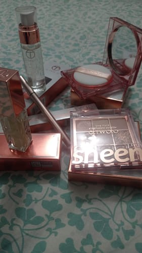 Customer photo review of O.TWO.O LOVE MARK EYESHADOW PALETTE