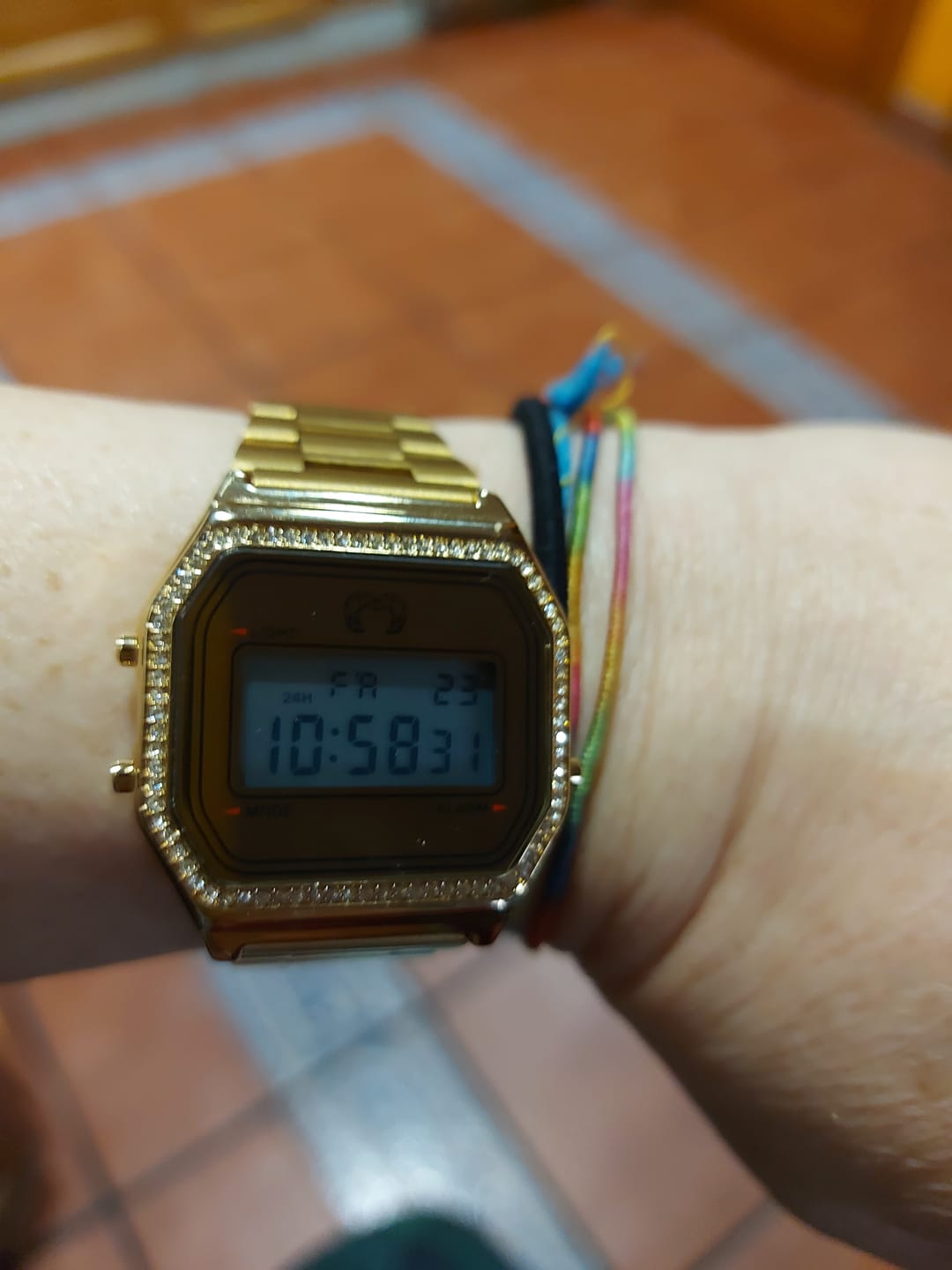 Customer photo review of Reloj Digital Vintage Brillo ~ Oro