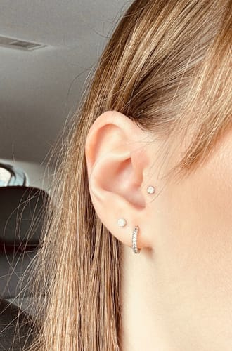 Customer photo review of Solitaire Crystal Cartilage Stud