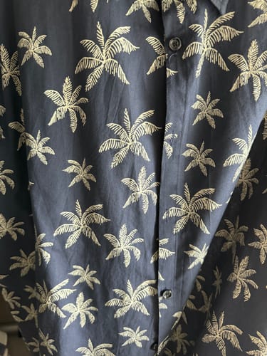 Customer photo review of Chemise hawaïenne boutonnée à manches courtes en coton imprimé palmier bleu marine pour homme