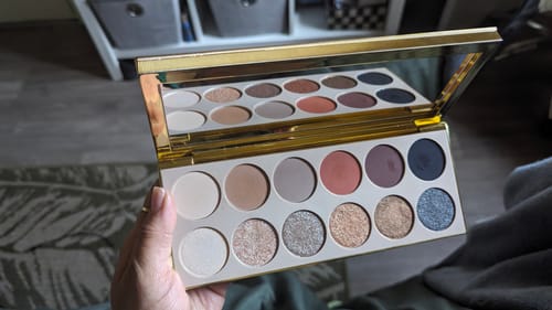Customer photo review of The Signature Eyeshadow Palette