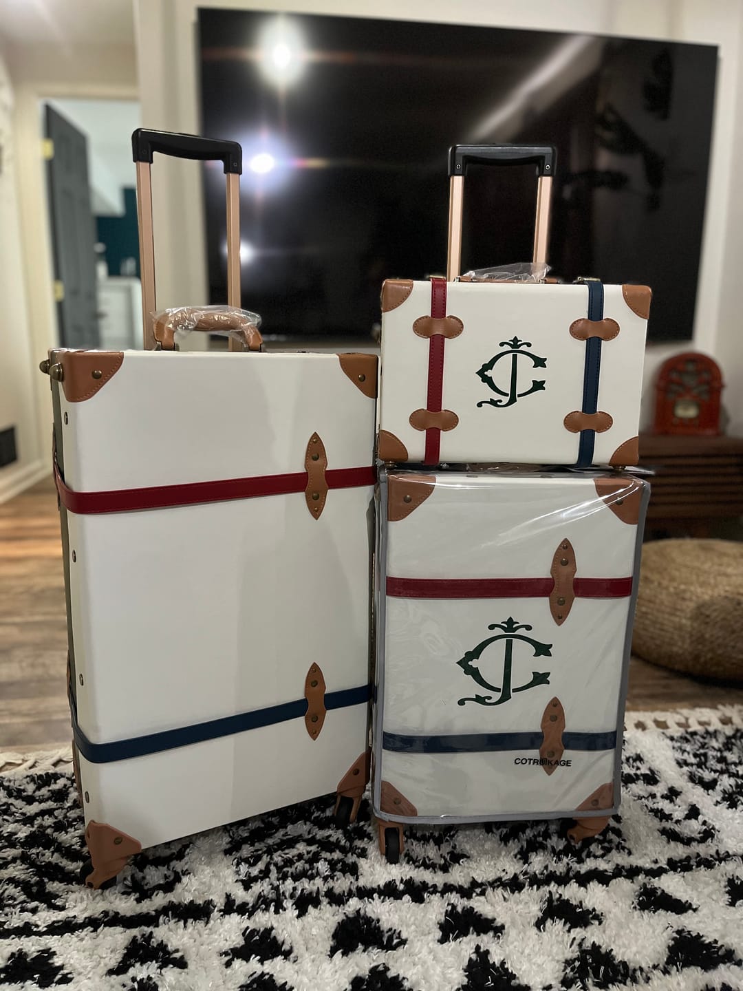 Customer photo review of SarahFace Spinner Suitcase - White/Forest Green's