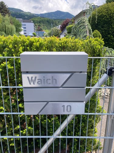 Customer photo review of AlbersDesign Briefkasten B1 in Graualuminium (RAL9007) personalisiert mit Edelstahl-Schildern