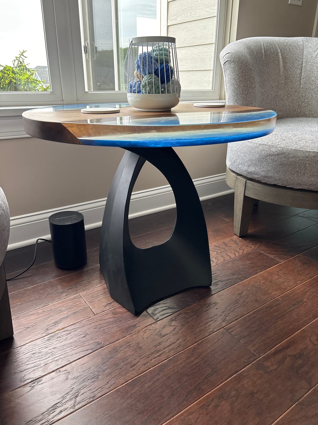Customer photo review of End Table Legs 220 Tulipe 20H for Modern Round Tabletop
