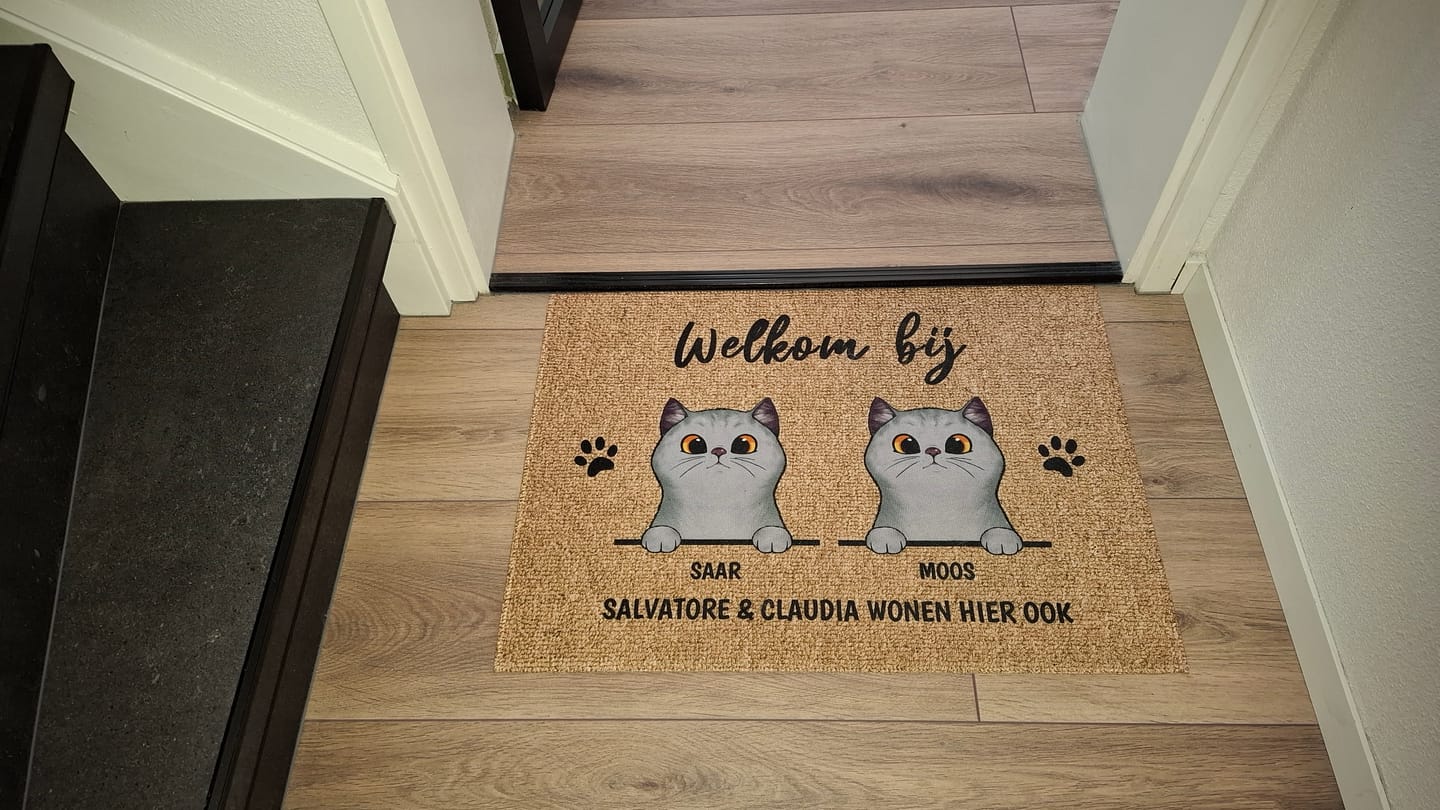 Customer photo review of Welkom bij nieuwsgierige katten - Gepersonaliseerde deurmat