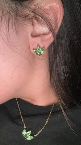 Customer photo review of Lotus Ohrstecker | 18K vergoldet