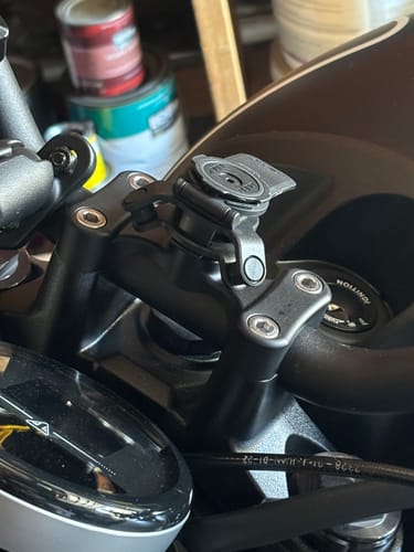 Customer photo review of Triumph Trident 660 - Quad Lock Handlebar Top Clamp Mount