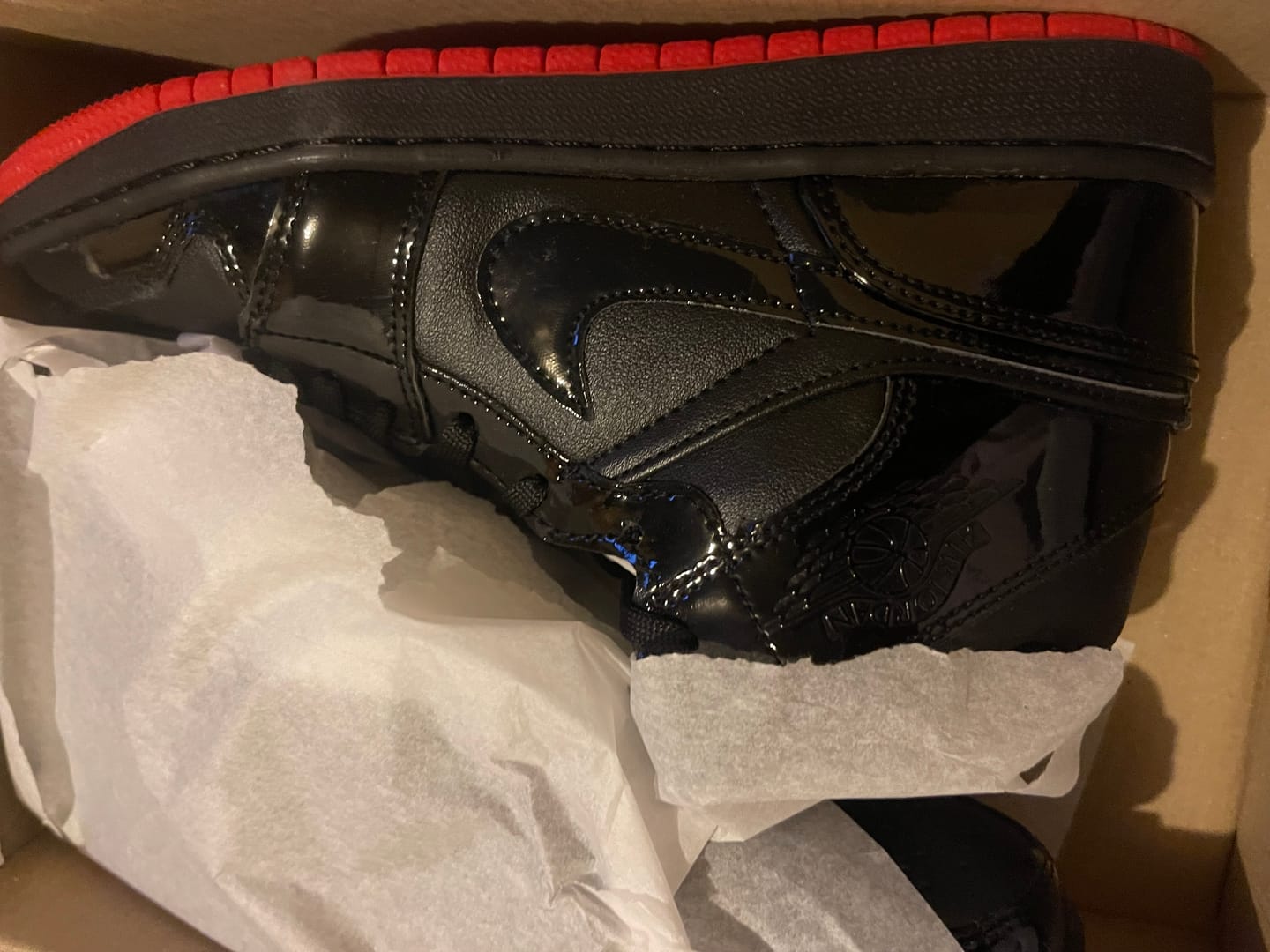 Customer photo review of Tenis Retro 1 Charol Negro Suela Rojo