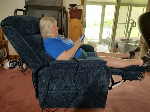 Customer photo of the Irene House 9188T lift recliner at home