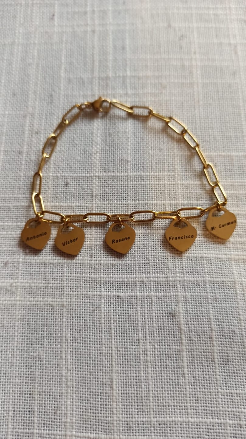 Customer photo review of LOANYA Pulsera con colgantes corazón personalizados
