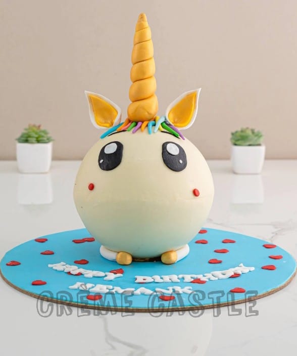 Customer photo review of Unicorn Round Pinata Cake