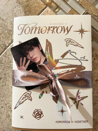 Customer photo review of TXT 6TH MINI ALBUM - MINISODE 3: TOMORROW [SIGNED VERSION]