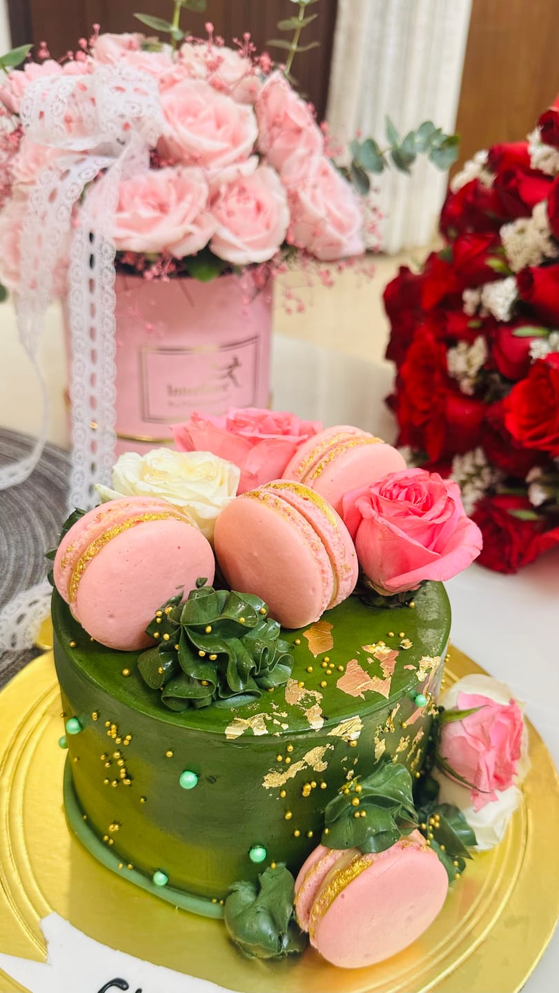 Customer photo review of Bottle Green Floral Cake