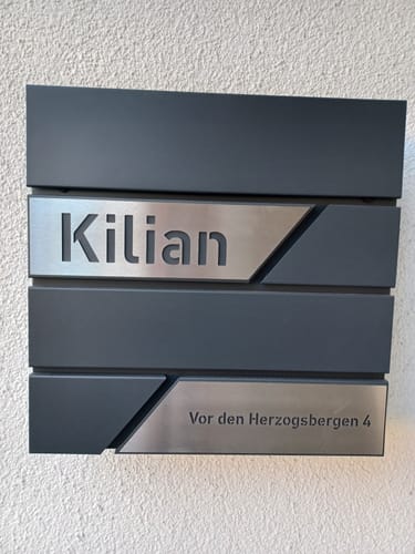 Customer photo review of AlbersDesign Briefkasten B1 anthrazit (RAL7016) personalisiert mit Edelstahl-Schildern
