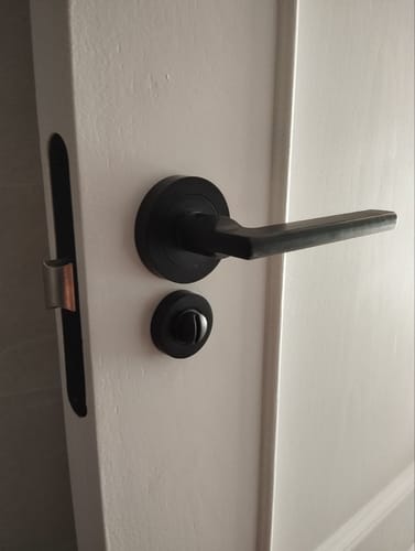 Customer photo review of Manilla modelo Rental 530 de aluminio con Roseta Redonda acabado negro para puertas