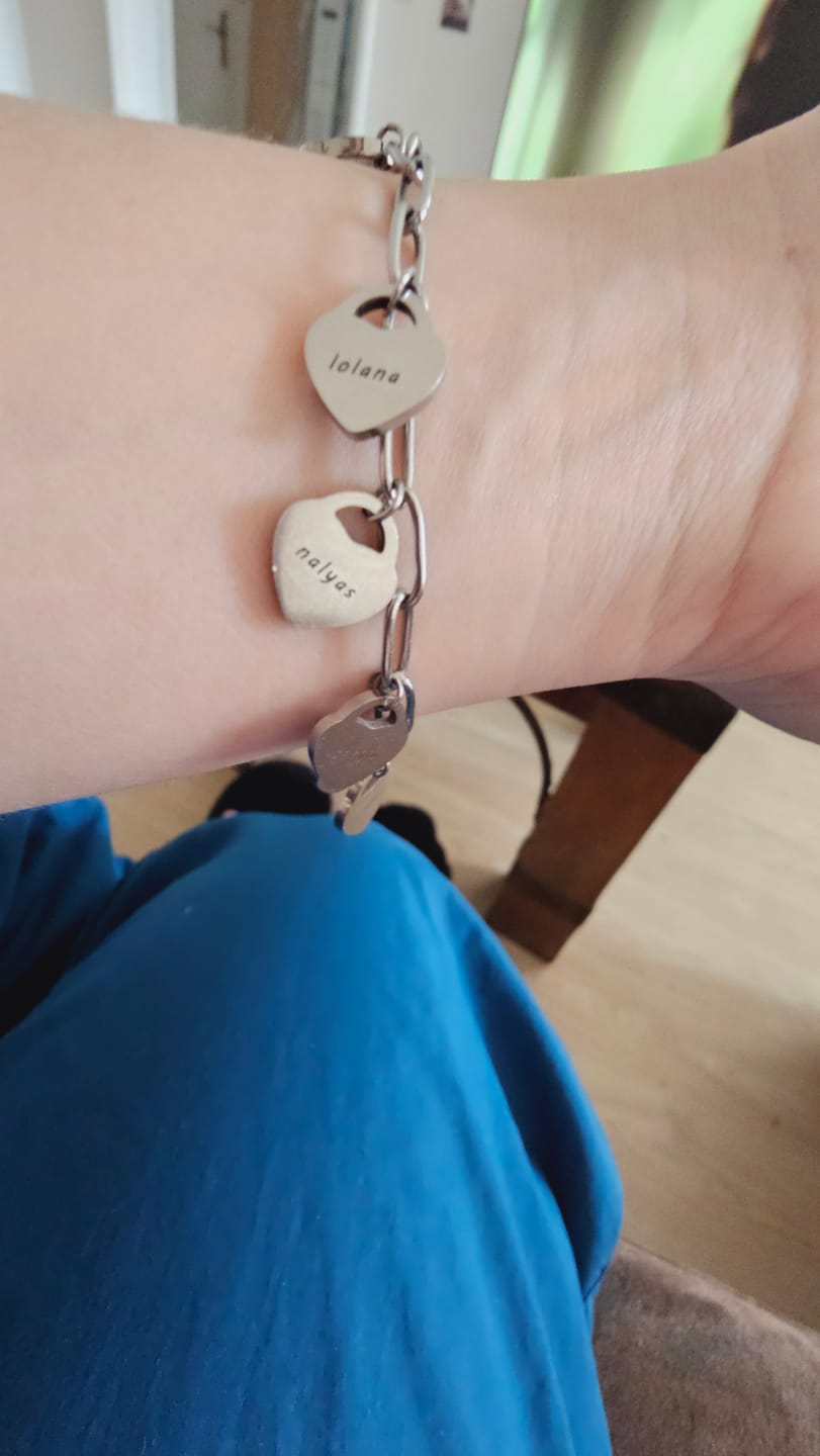 Customer photo review of Bracelet avec pendentifs cœur personnalisés
