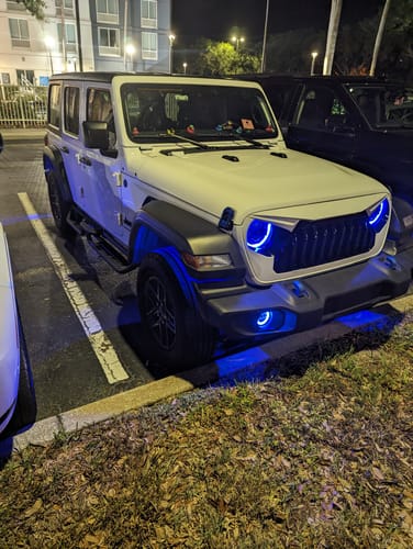 Customer photo review of Gladiator Vader Grille w/ Mesh - Black & White for 18-23 Jeep Wrangler JL & Gladiator JT w/o TrailCam