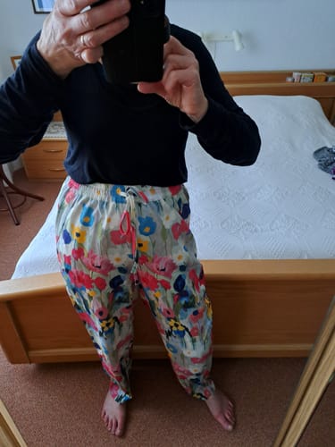 Customer photo review of Bunte Trainingshose mit Blumendruck und Taschen