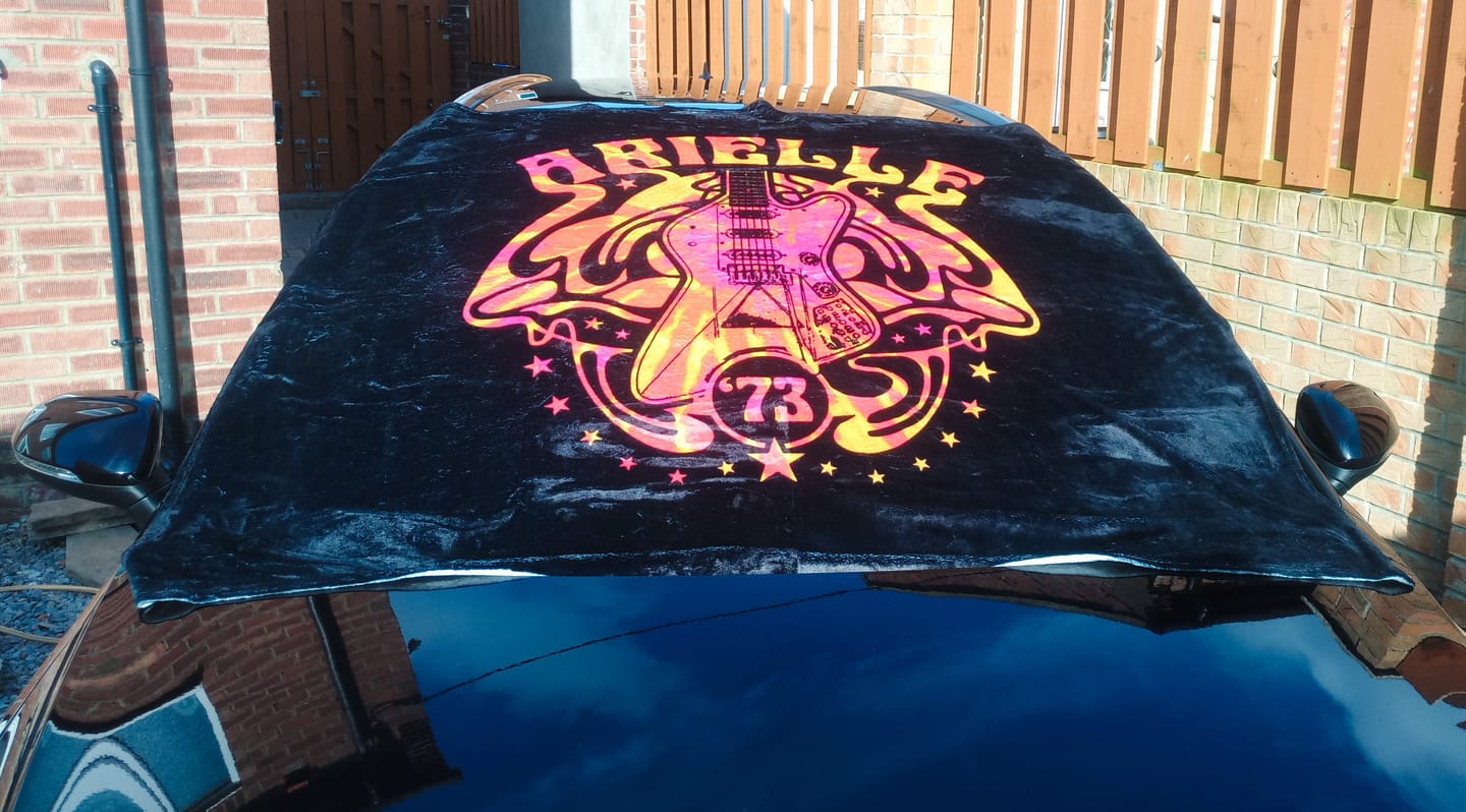 Customer photo review of Two-Tone Tie-Dye Plush Banket