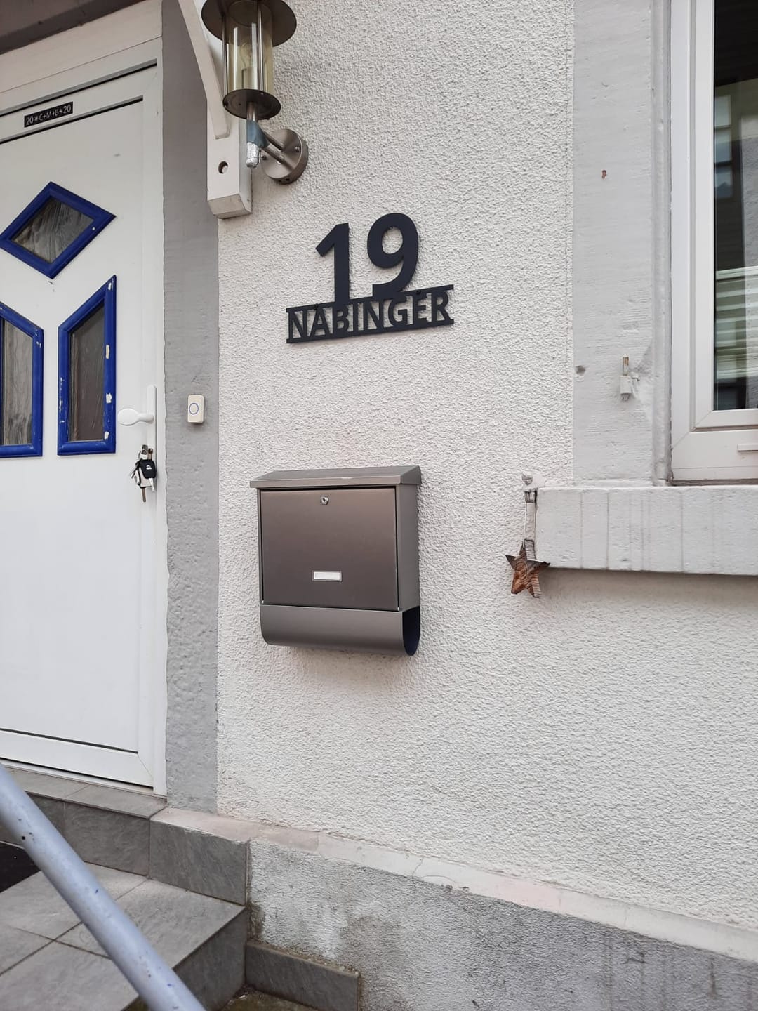 Customer photo review of Hausnummer - Modest Art einzeilig aus edlem Stahl mit Familiennamen