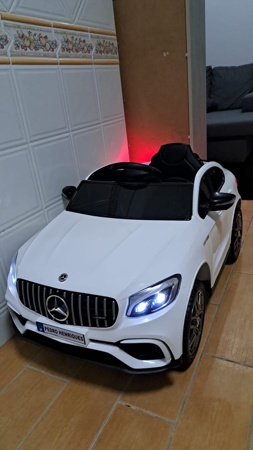 Customer photo review of Carro Elétrico para Criança MERCEDES GLC63S 4x4 12v Branco c/ RODAS DE BORRACHA & ASSENTO EM PELE