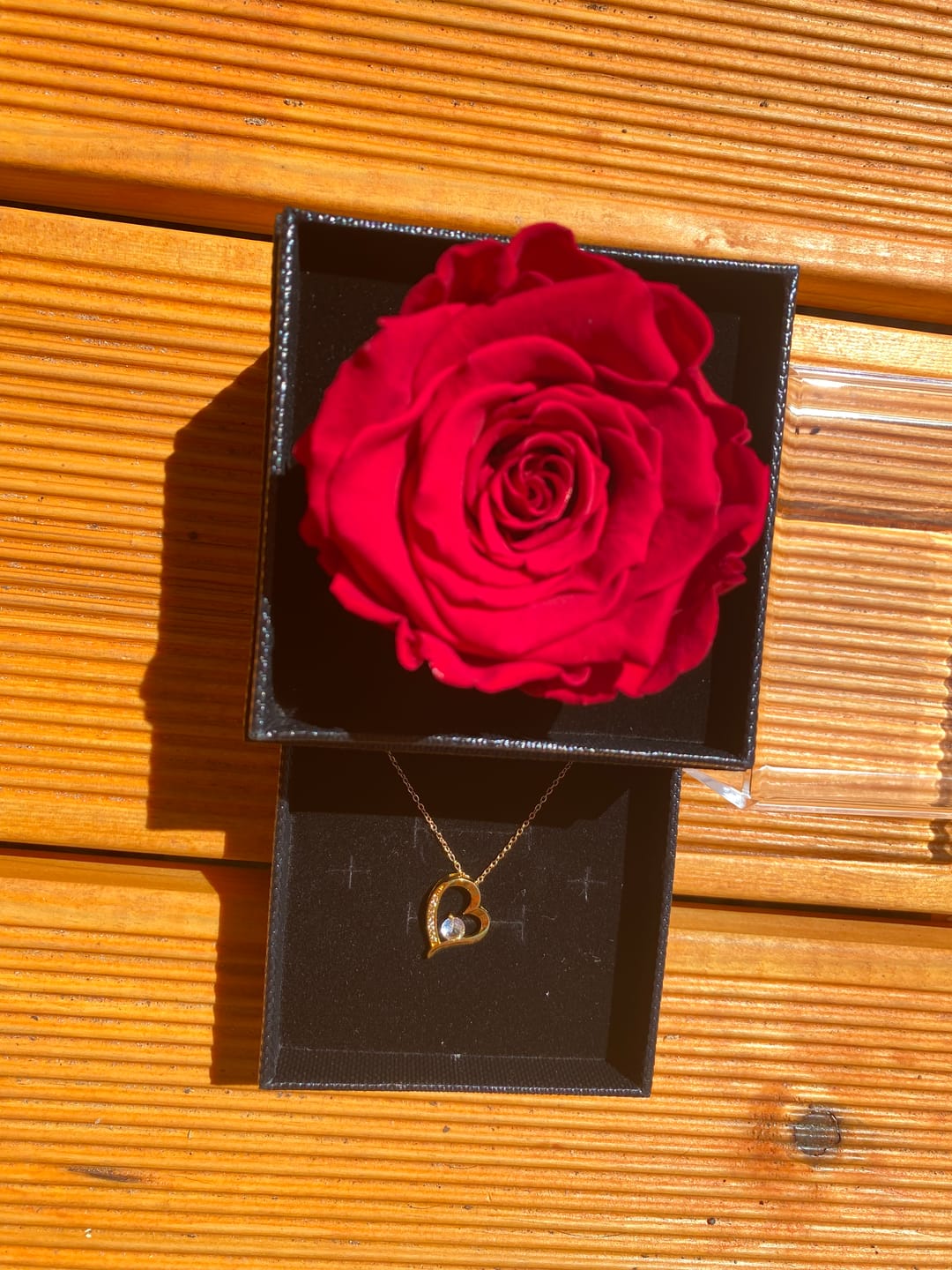 Customer photo review of Boîte de Luxe - Örökrózsa szív alakú nyaklánccal