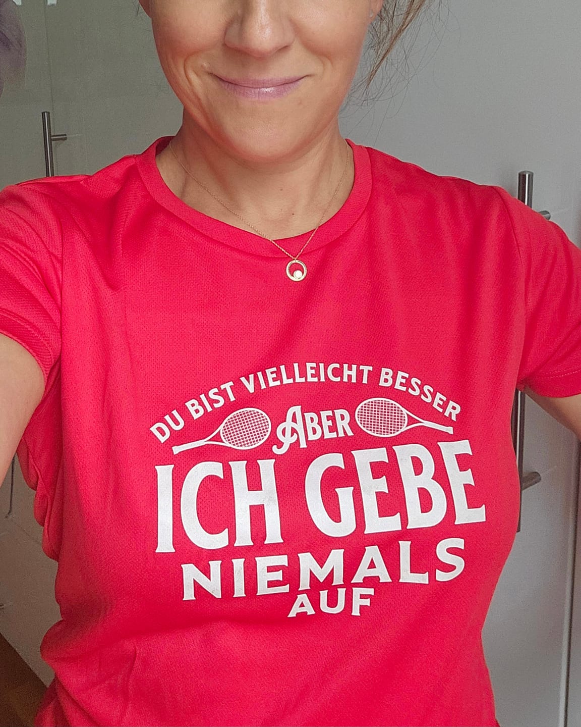Customer photo review of Niemals aufgeben | Damen Sport T-Shirt