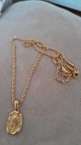 Customer photo review of Colar de Rede Baiana com Pingente de Rosa Banhado em Ouro 18k