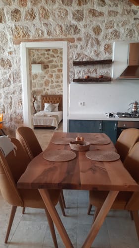 Customer photo review of Canlı Kenar Ceviz Yemek Masası - El Yapımı Ahşap Ayak Yemek Masası