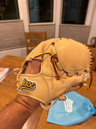 Customer photo review of Jax Fielding Glove | DM-5 | Pitcher | Blonde