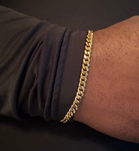 Customer photo review of (FREE W/ $30+ ORDER) Gold Cuban Bracelet