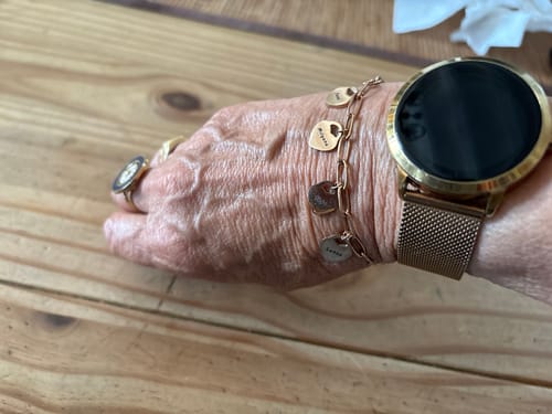 Customer photo review of Bracelet avec pendentifs cœur personnalisés