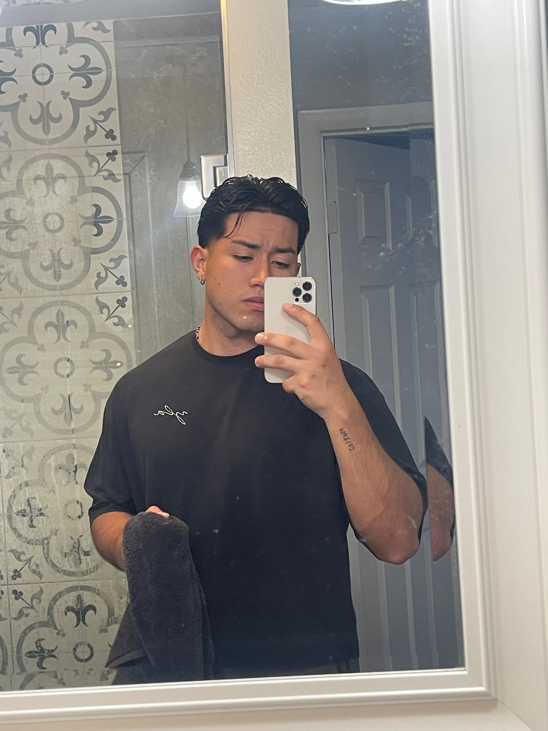 Customer photo review of 464 Skyline Super Sized Tees