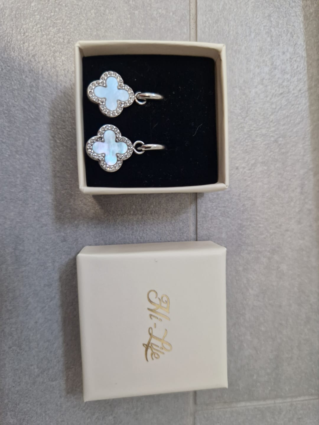 Customer photo review of Pave Perlmutt Lucky Leaf Ohrringe 14K Vergoldet