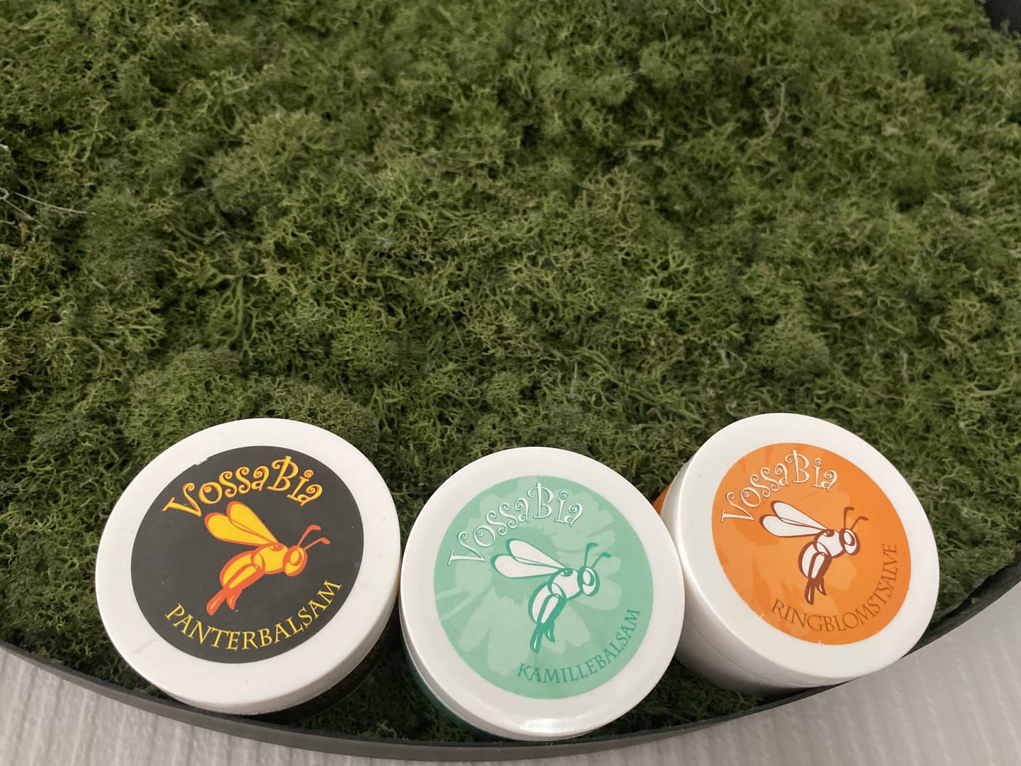 Reseña fotográfica de un cliente sobre la oferta del paquete: Los favoritos de Emil: ungüento de caléndula 50 ml, bálsamo Panther 50 ml, bálsamo de manzanilla 50 ml.