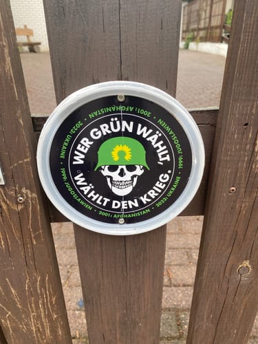 Customer photo review of GROSSE STICKER / AUFKLEBER (10 STK.) • WER GRÜN WÄHLT, WÄHLT DEN KRIEG.