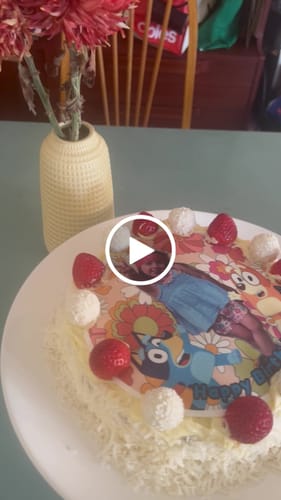 Customer video review of 20 cm Pre-cut Circle Custom Edible Icing Image