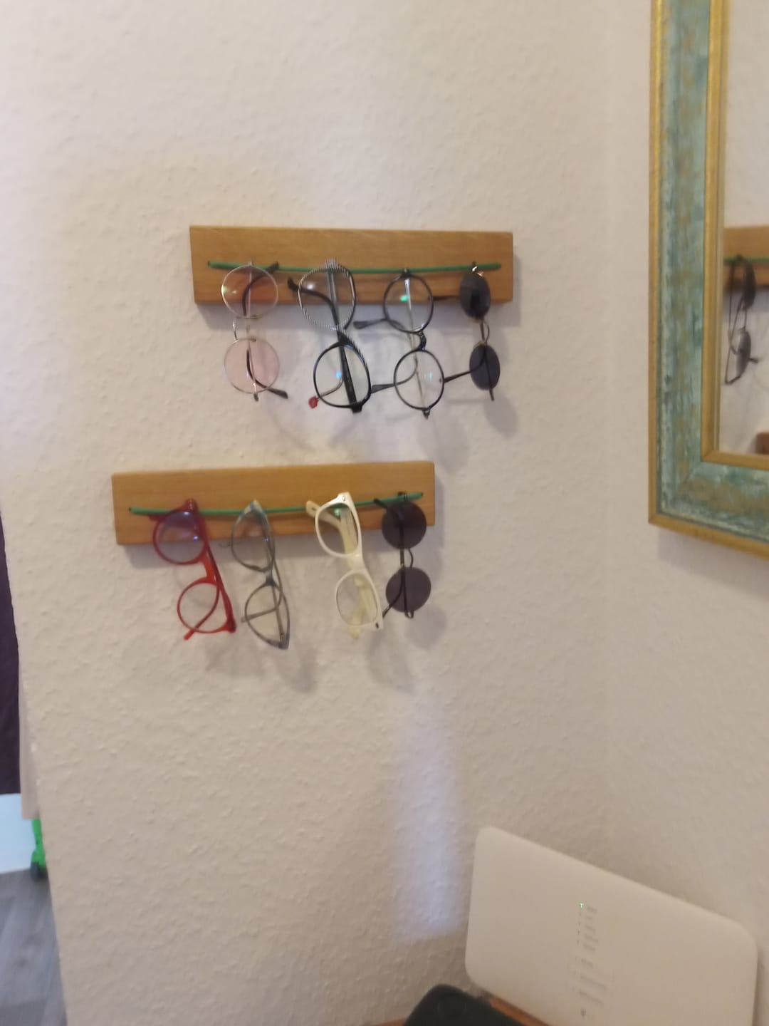 Customer photo review of Brillenhalter SPECULA aus Holz