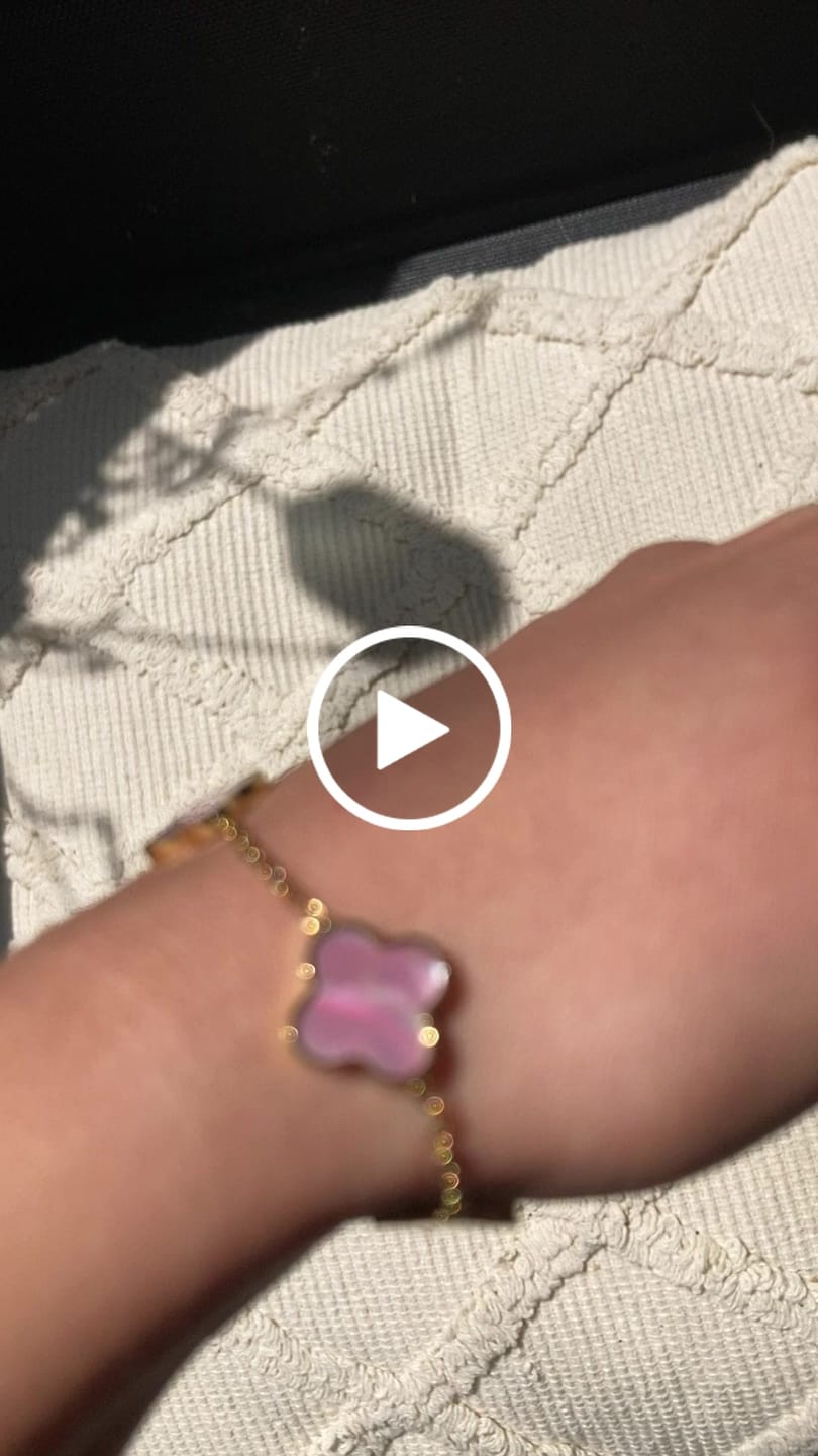 Customer video review of Rosa Perlmutt Clover Armband | 18K vergoldet