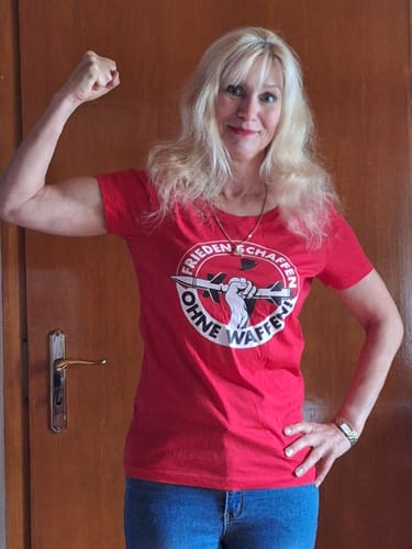 Customer photo review of PREMIUM SHIRT MÄDELS • FRIEDEN SCHAFFEN OHNE WAFFEN!