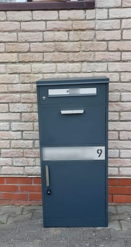 Customer photo review of AlbersDesign Stand-Paketbox PB1 anthrazit (RAL7016) personalisiert mit Edelstahl-Schild