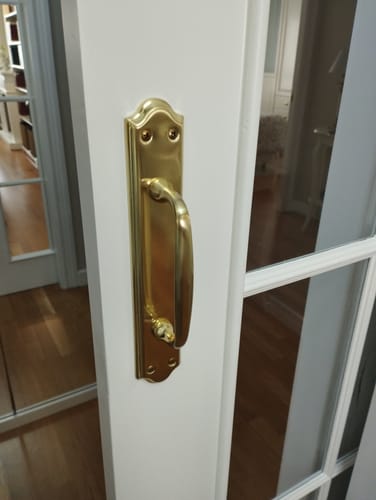 Customer photo review of Manillón con placa ovalada en acabado dorado satinado modelo 1104 para puertas