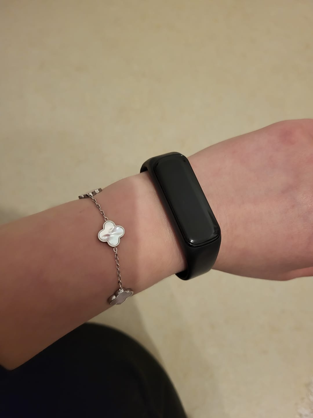 Customer photo review of Rosa Perlmutt Clover Armband | 18K vergoldet