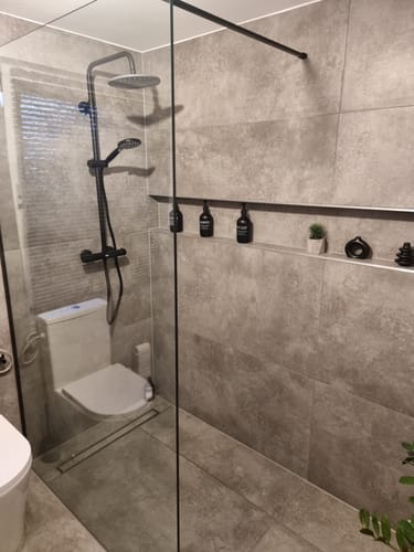 Customer photo review of SONNI Begehbare Dusche Duschabtrennung Duschwand 10mm Schwarz Duschabtrennung Duschkabine Nano ESG 80-140cm