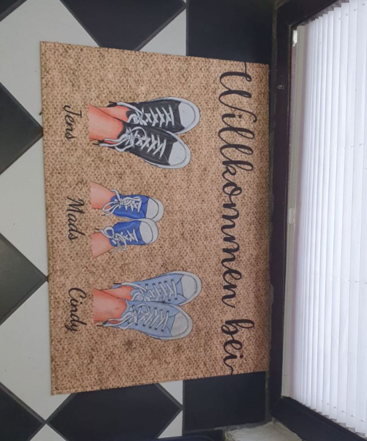 Customer photo review of Willkommen bei... "Family Sneaker" - Personalisierte Fußmatte