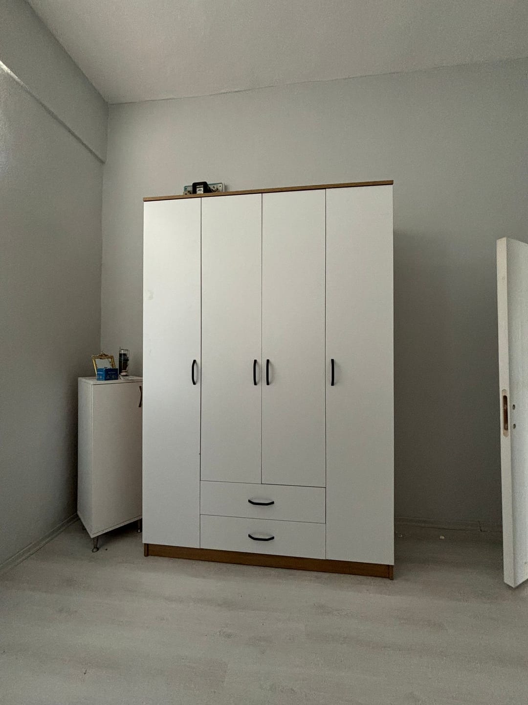 Customer photo review of Rani BA112 Geniş Gardırop Elbise Dolabı 4 Kapaklı 2 Çekmeceli 13 Raflı 1 Askılı Sepet Ceviz - Beyaz